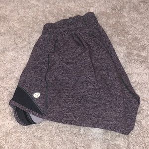 lulu shorts 2.5 hotty hot shorts size 4